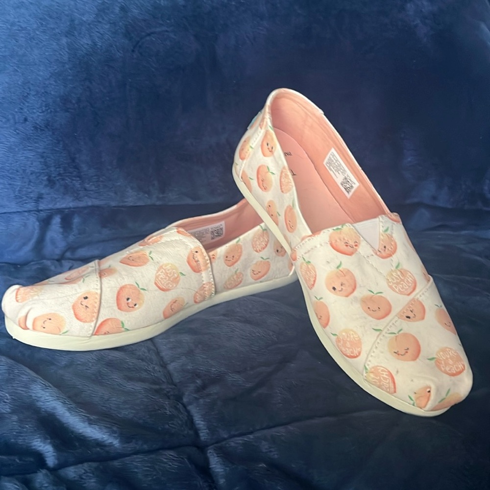 Tom’s woman’s size 7 “pretty as a peach”
